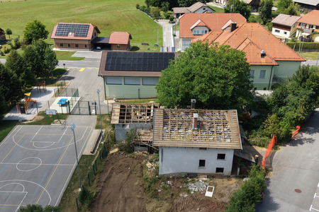 BEGUNJE ZAČETEK RUŠENJA HIŠE PRI POŠ BEGUNJE 03 FOTO LJUB VUKELIČ